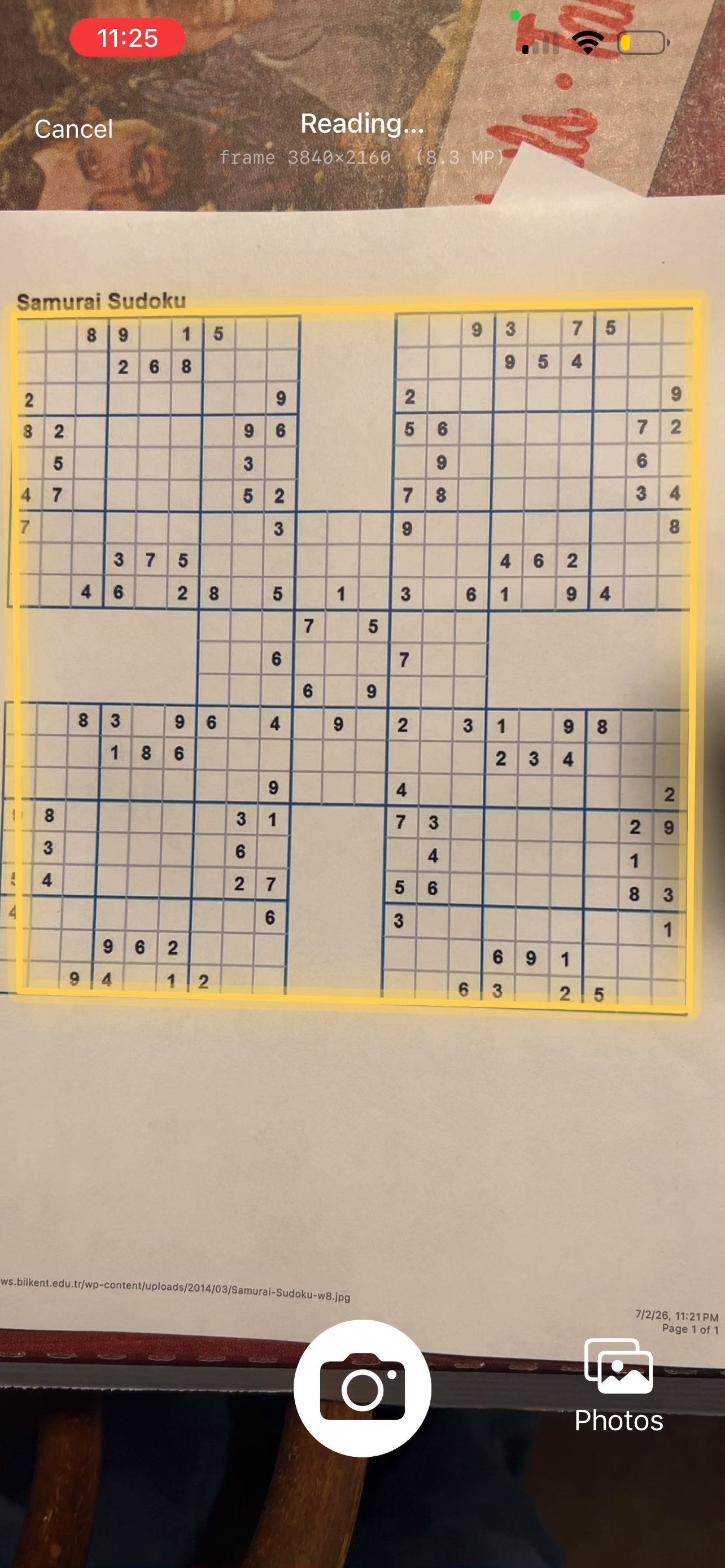 El escáner de cámara fijado sobre un Sudoku Samurái impreso